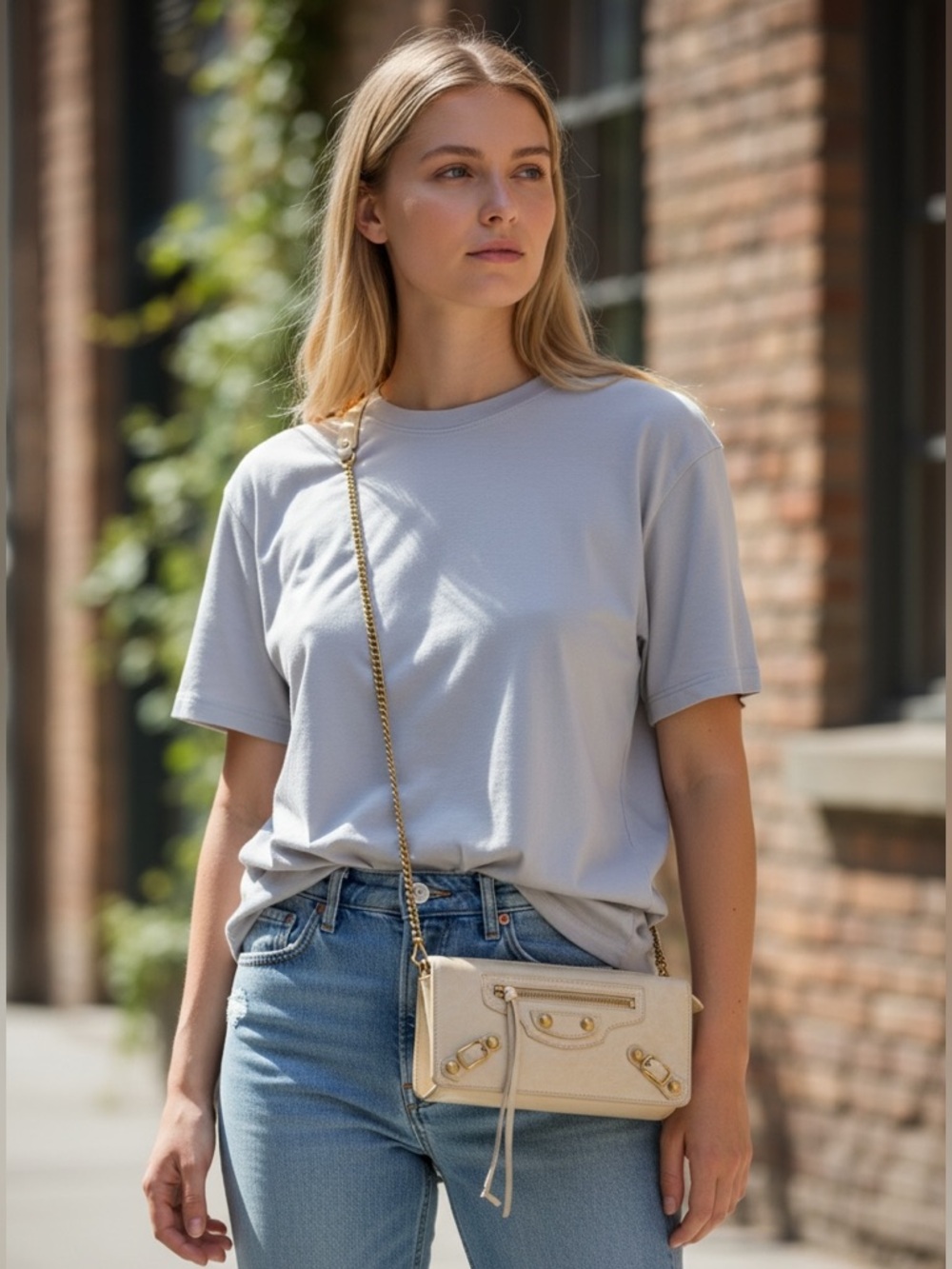 Balenciaga Classic Chain Wallet Clutch Cream
Leather Gold Hardware Crossbody - Picture 2 of 10